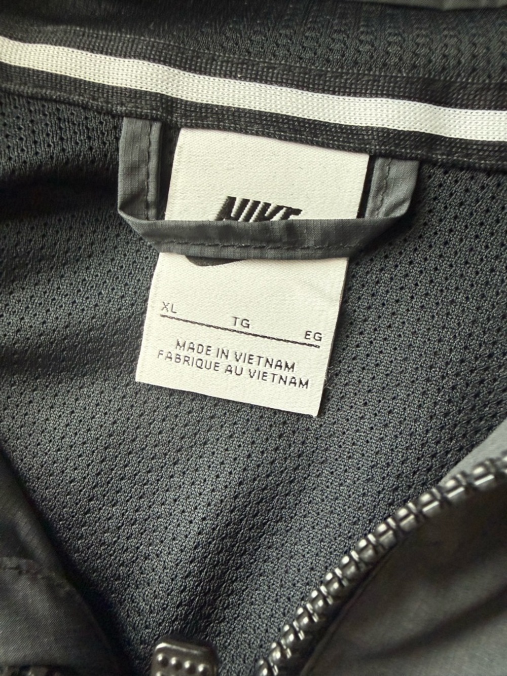 Youth XL, Nike Men's Black Hooded Windbreaker Jacket - Picture 3 of 5
